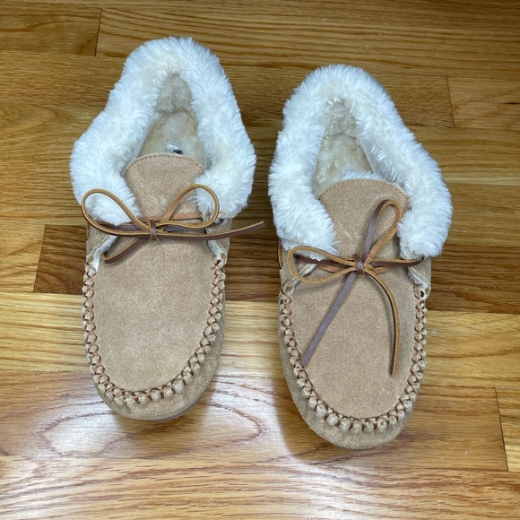 Minnetonka Tan Moccasin Slippers - women’s 8.5 - Picture 1 of 6